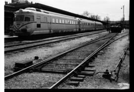 Automotor térmico diésel TAF de la serie 595 de RENFE en la estación de Aranjuez (Madrid)