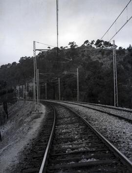 Puntos kilométricos de la línea de Madrid a Irún. Tramo entre las estaciones de Las Zorreras y Áv...