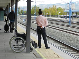 Personal del servicio gratuito de atención y asistencia a personas con discapacidad o movilidad r...