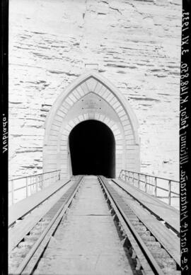 Túnel del puente de Matarraña IV, situado en el km 148,850 de la línea de Zaragoza a Barcelona, e...