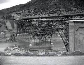 Obras de sustitución del puente métalico ferroviario de 4 tramos sobre el río Gallego existente e...