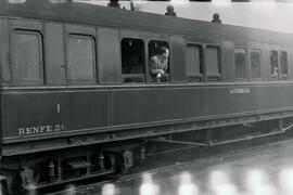 Coche de viajeros detenido en la estación de Almería, con viajeros en su interior