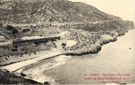 Vista de las Costas de Garraf, en Sitges (Barcelona), y del ferrocarril de la línea de Sitges a B...