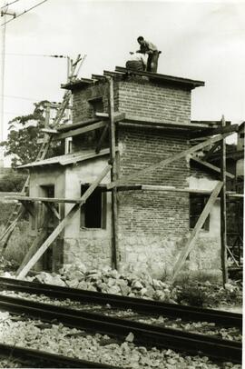 Obras en una caseta en el Depósito de Cajo en la línea de Venta de Baños a Santander