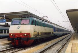 Composición de viajeros de la línea IC Bari - Milán de Trenitalia, remolcada por la locomotora el...
