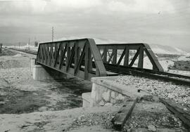 Puente metálico de 23 m de luz sobre el río Vinalopó, situado en el km 400,237 de la línea de Mad...