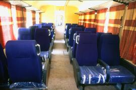 Vista interior con detalle de los asientos de una unidad de tren eléctrica o automotor eléctrico ...