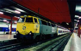 Locomotora diésel - eléctrica 333 - 105 de RENFE, fabricada por MACOSA, en colores amarillo y gri...