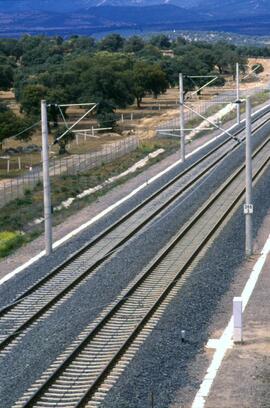 Postes de catenaria en el kilómetro 266.2 de la línea de alta velocidad Madrid - Sevilla