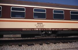 Coche de viajeros de 2ª clase BB 10230 de la serie 10000 de RENFE, con decoración estrella, en la...