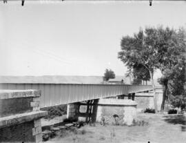 Puente antiguo sobre el Tajo, situado en el km 47,838 de la línea de Madrid a Alicante, dentro de...