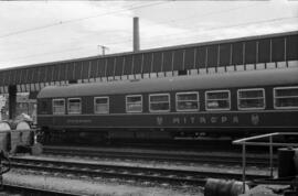 Coche restaurante MITROPA, que forma parte de una composición de viajeros detenida en la estación...