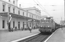 Locomotora eléctrica 276-069-2 (Ex 7669) en la estación de Vilanova i la Geltrú, remolcando el tr...