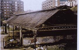 Restos de la cubierta metálica de la antigua estación de Barcelona de la línea de Barcelona a Mat...