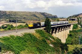 Locomotora diésel - eléctrica 333 - 035 de RENFE, fabricada por MACOSA, en colores amarillo y gri...