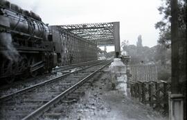 Sustitución del antiguo puente metálico sobre el río Duero, en las proximidades del km 237,514 de...