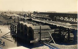 Construcción del puente de hormigón sobre la ribera de la Nicoba, también denominado río Nicoba, ...