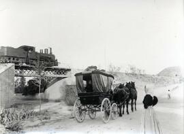 Locomotora atravesando un pontón entre las estaciones de Gádor y Benahadux-Pechina, de la línea d...