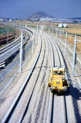 Catenaria de la vía en la construcción de la línea de alta velocidad de Madrid a Sevilla