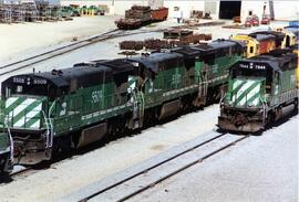 Vista de las locomotoras BN-5509, BN-5501, BN-5506, ATSF-8141 (todas C30-7) y la BN-7844 (SD40-2)...
