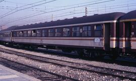 Coche de viajeros de 2ª clase BB 8932 de la serie BB 8501 a 8945 de RENFE, con decoración estrell...