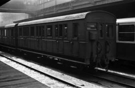 Coches de viajeros del Ferrocarril de La Robla, detenidos en la estación de Bilbao - Concordia