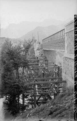 Puente La Plantilla en el km 251, 919 de la línea de Madrid a Barcelona. Puente antiguo sobre el ...