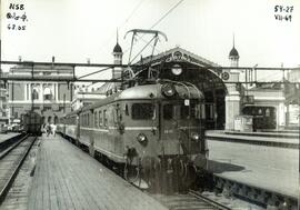 Composición formada por locomotora eléctrica 68.05 y coches de viajeros de los Ferrocarriles Esta...