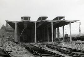Vista frontal del cobertizo para locomotoras de vapor y reparaciones en construcción del depósito...