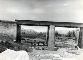 Vista del puente metálico sobre el río Guadalbarbo en el km 430,702 de la línea de Madrid a Sevilla