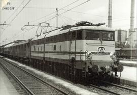Locomotora eléctrica E 646.038 de los Ferrocarriles del Estado Italiano (FS) remolcando una compo...