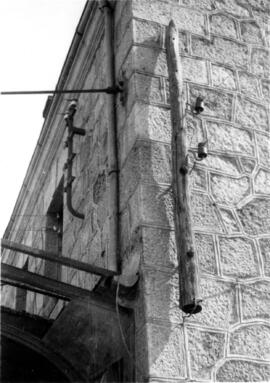 Acometida de alumbrado en el edificio de viajeros de la estación de Ledrada de la línea de Plasen...