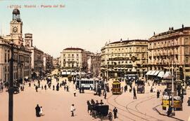 Vista general de la Puerta del Sol de Madrid y de un tranvía