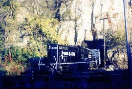 Locomotora diesel IC-8400 (GP10), del Illinois Central Railroad, saliendo del túnel de East Dubuque
