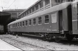 Coche de viajeros de 2ª clase BB 8579 de la serie BB 8501 a 8945 de RENFE, formando parte de una ...