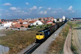 Locomotora diésel - eléctrica 333 - 018 de RENFE, fabricada por MACOSA y pintada en  amarillo y g...