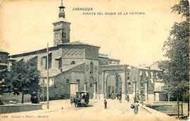 Vista de la Puerta del Duque de la Victoria en Zaragoza, y de la iglesia de San Miguel al fondo