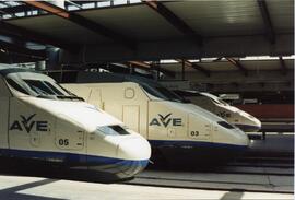 Tres cabezas tractoras de AVE serie 100 de la línea de Madrid - Sevilla detenidas en la estación ...