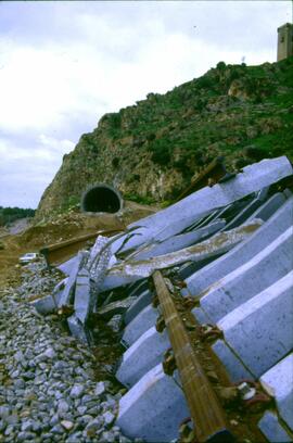 Desprendimiento de vía en Brazatortas, en las proximidades de un túnel, durante la construcción d...