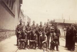 Grupo de soldados de la 2ª promoción de prácticas de ferrocarriles en el cuartel de Barcelona - Clot