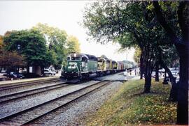 Vista de las locomotoras diesel BN-6364 (SD40-2) de la Burlington Northern y dos de ATSF, atraves...