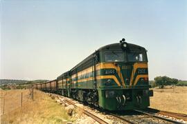 Locomotoras diésel - eléctricas 321 - 001 - 0 y 321 - 017 de la serie 321 - 001 a 080 de RENFE, e...