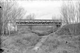 Puente metálico de 26 m de luz sobre el río Nágima en el km 240,745 de la línea de Valladolid a A...