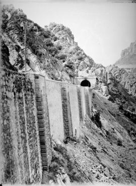 Puente del Muro de Despeñaperros, situado en el km 272,136 de la línea en construcción de Manzana...