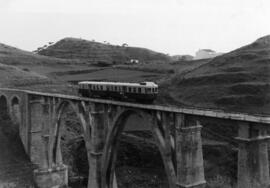 Automotor diésel Billard sobre viaducto en la línea de vía estrecha de Málaga a Fuengirola