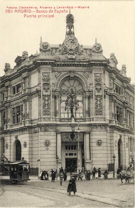 Vista de la puerta principal del Banco de España de Madrid y de un tranvía