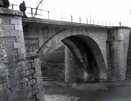 Puente de hormigón Henares I sobre el río Sorbe, situado en el km 80,829 de la línea de Madrid a ...