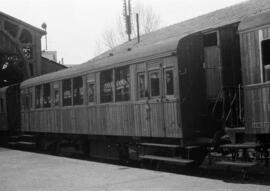Coche de viajeros de 2ª clase B hv 1616 de RENFE, formando parte de una composición detenida en l...