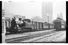 Reproducción de una imagen, tomada en febrero de 1977, de una composición de viajeros del Ferroca...