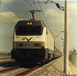 Locomotora eléctrica 252 - 003 - 9 de RENFE, remolcando una composición de Talgo Pendular, circul...